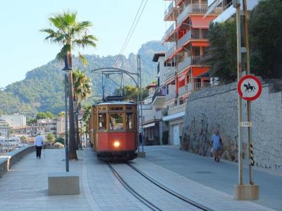 El tramvia circulant en direcció a Sóller