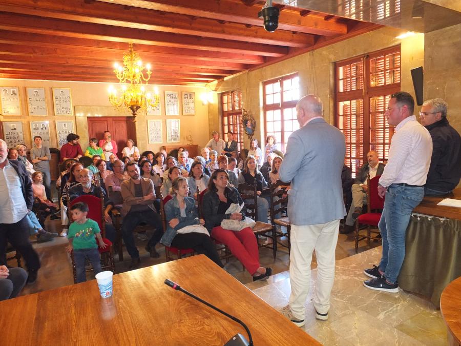 Un instant de la reunió d'ahir vespre