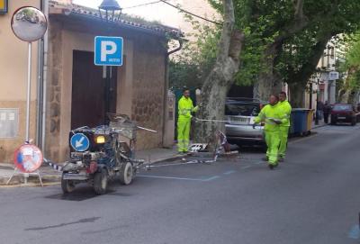 Treballant en la senyalització d'un aparcament de motocicletes al carrer de Sa Mar.