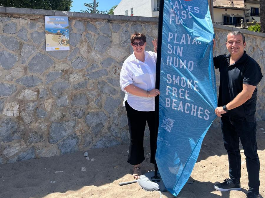 Antònia Frau i Biel Barceló, amb els cartells