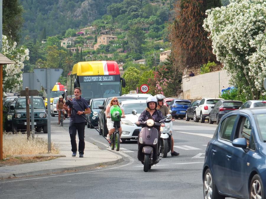 Vehicles a la rotonda de Sa Frontera, avui