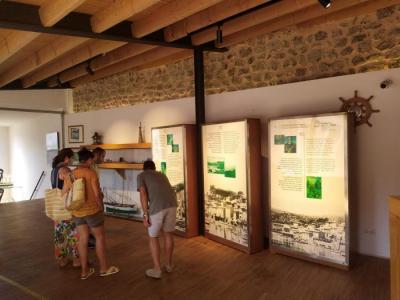Uns visitants en el museu