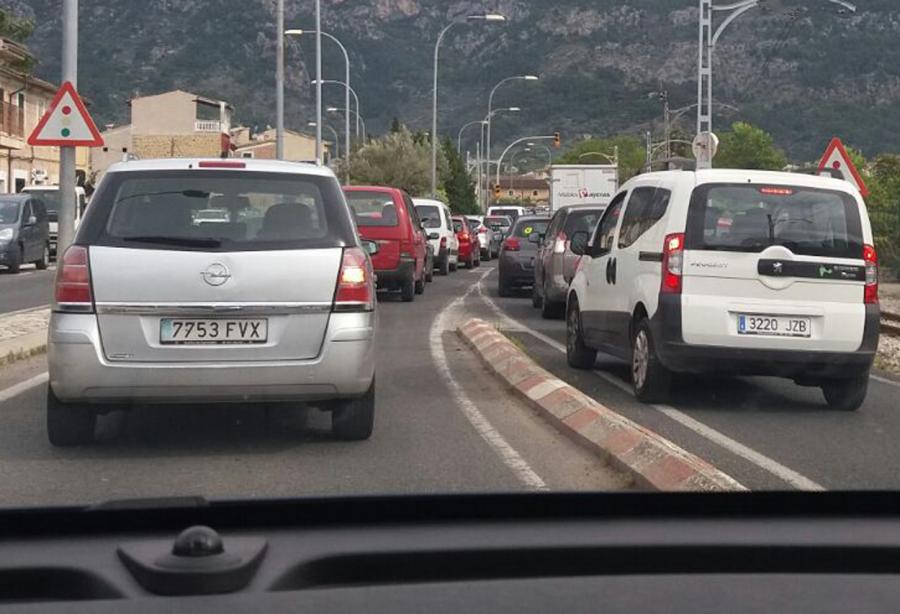 Els vehicles aturats al Monument