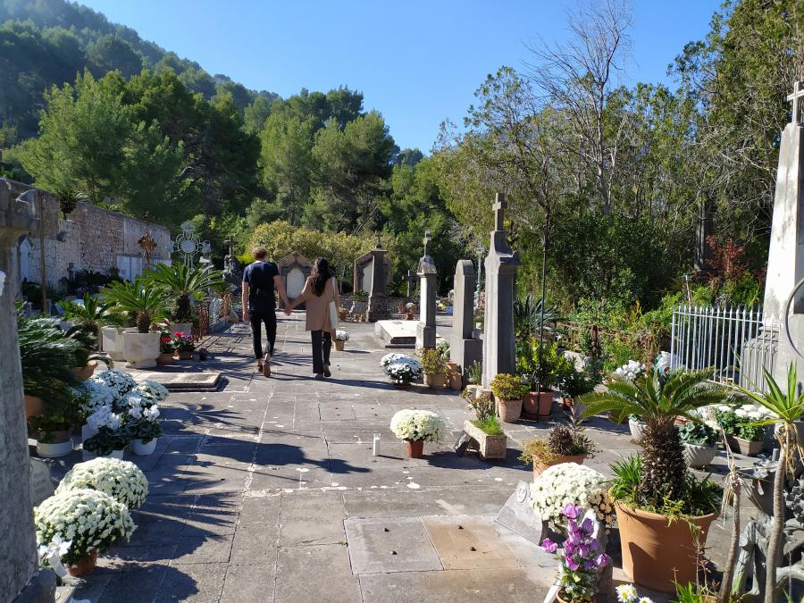 Una parella visitant el cementeri, avui