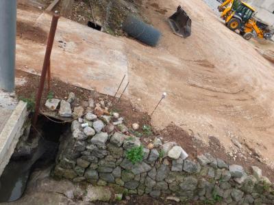 L'aigua grisa flueix per l'eixugador que travessa la parcel.la