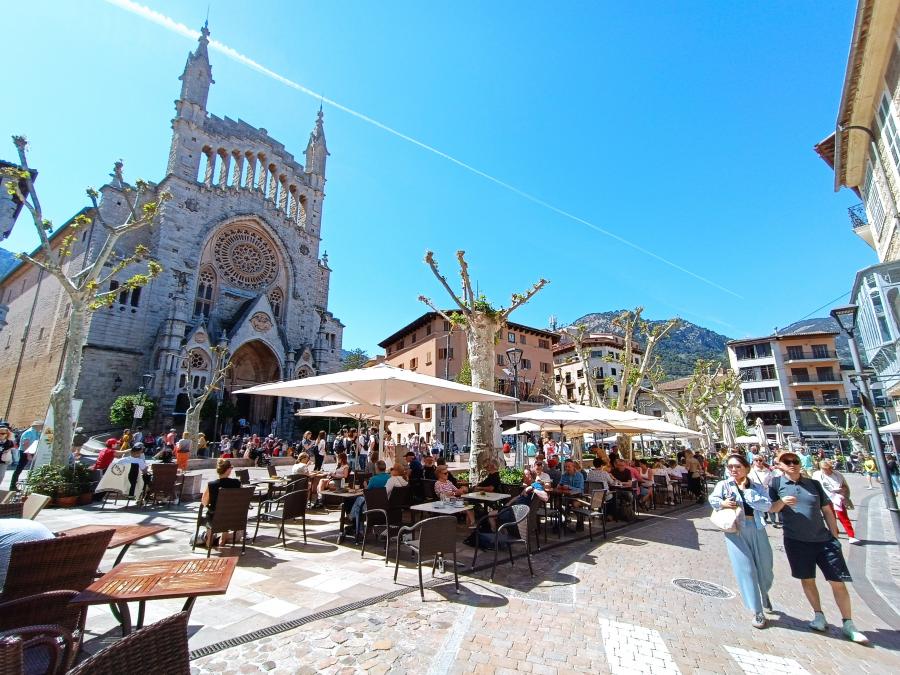 Una vista de la Plaça