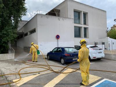 Treballant a l'exterior del centre de salut.