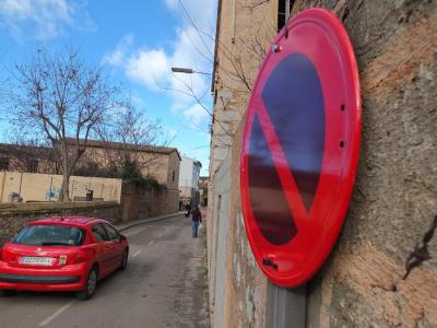 S'han col.locat discs a un dels laterals del carrer.