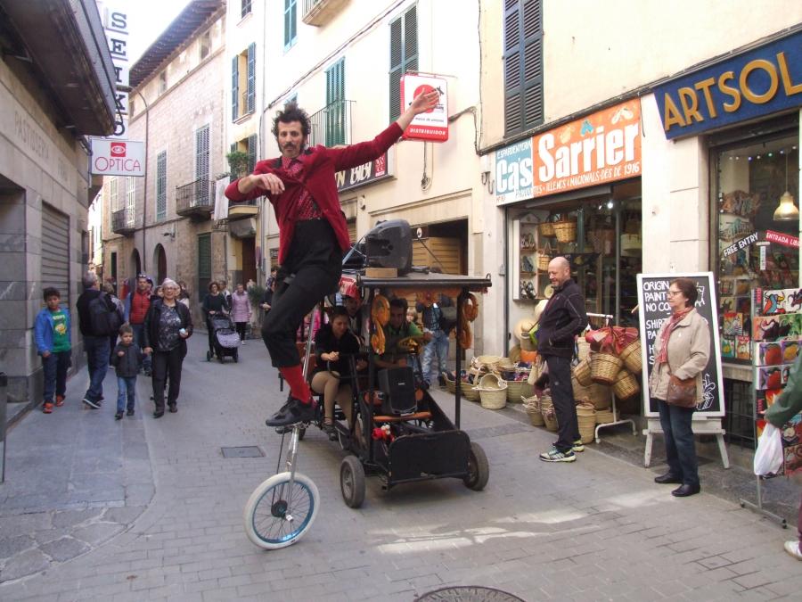Un dels espectacles que ha recorregut el carrer de Sa Lluna.