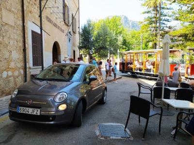 Un cotxe fent marxa enrere des de Castañer