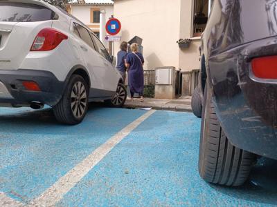 Vehicles aparcats a zones de minusvàlids