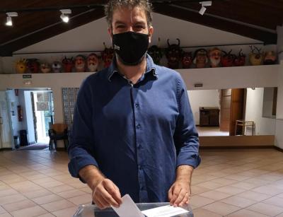 Lluís Apesteguia, ahir dematí, dispositant el seu vot.
