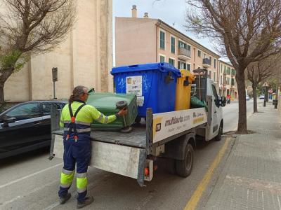 Operaris de Sóller Recicla retirant una bateria de contenidors.