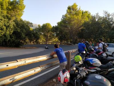 Una moto entrant dins la corba del Mirador de Ses Barques.