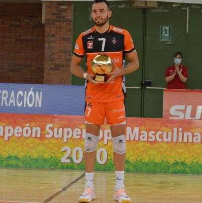 Jordi Ramon amb el trofeu de millor jugador.