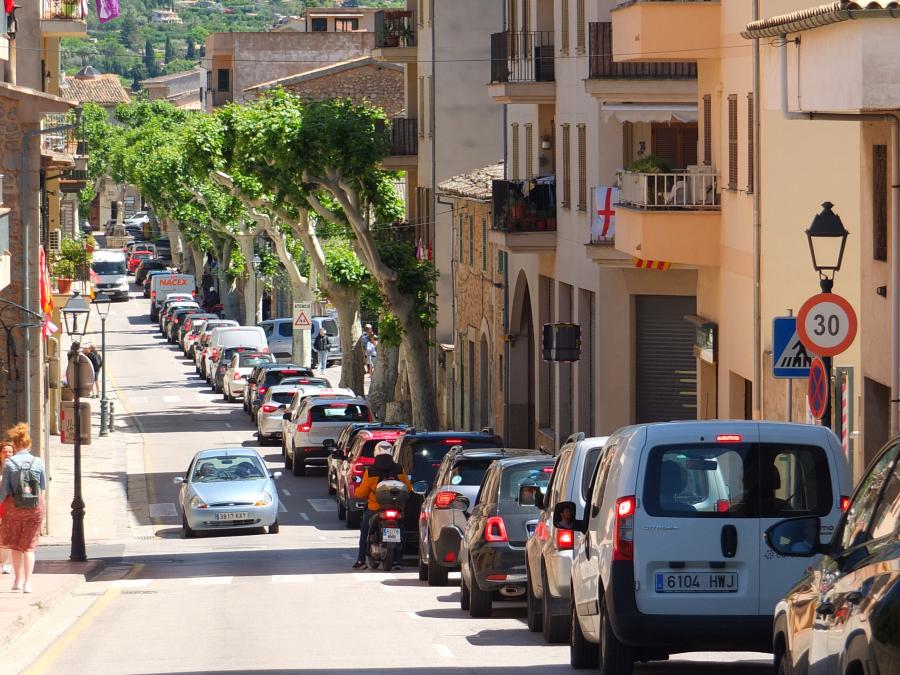 El carrer de Cetre, en un moment d'alta densitat de trànsit.