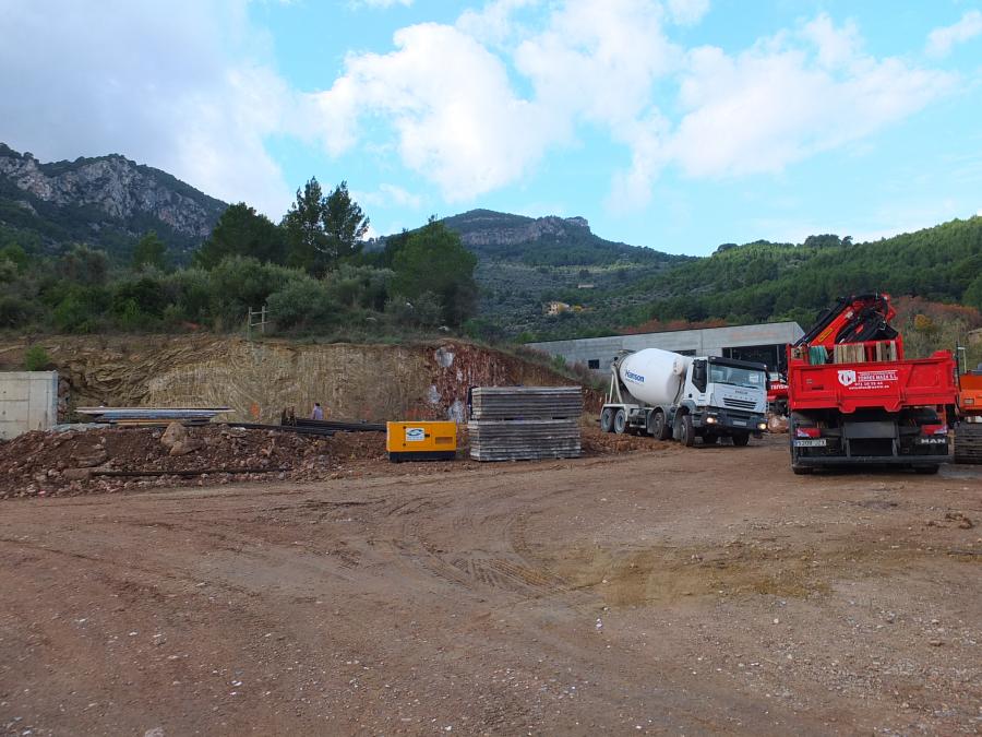 Els treballs es centren ara en bastir els fonaments del mur de formigó que subjectarà el talús on hi ha el talaiot.