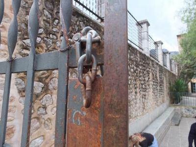 La Vila canviarà els panys de les barreres