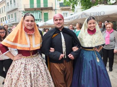 Les Valentes Dones 2018 acompanyades del barrut.