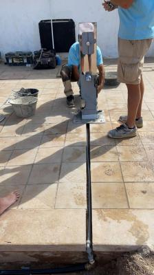 Operaris instal.lant la dutxa