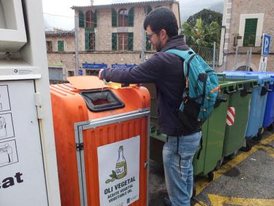 El regidor de Medi Ambient, estrenant el nou contenidor.