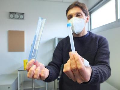 El cap del centre de salut amb un test d'antígens