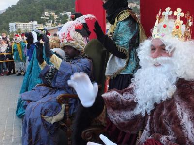 Els Reis, saludant els infants en la seva visita de l'any passat.
