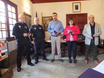 Foto de l'entrega dels intercomunicadors