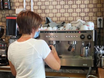 Una cambrera treballant a un bar de Sóller.