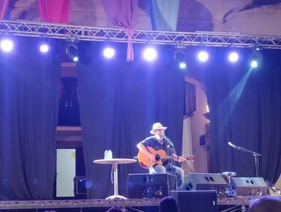 Tomeu Penya durant el concert d'ahir a la nit.