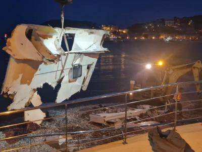 Les tasques de retirada del catamarà.