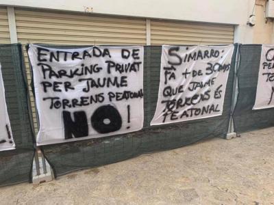 Pancartes contra el futur edifici