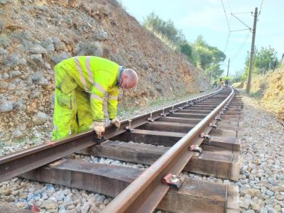 Un dels operaris, treballant en la restitució del traçat viari.