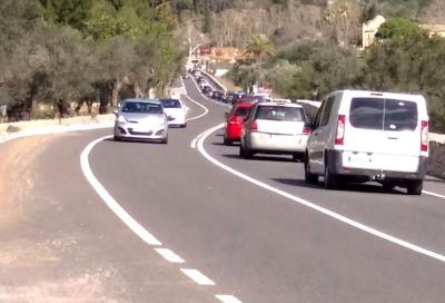 Una llarga fila de cotxes, ahir, accedint al túnel