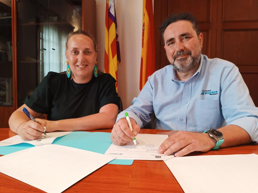 Llum Castañer i José Antonio Rodada en la firma del conveni