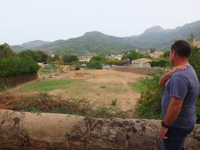 El regidor Jaume Bestard, observant el terreny.