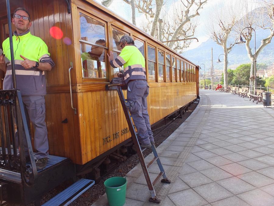 Els operaris traient el llustre als vagons