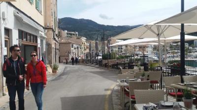 El carrer que permet accedir a la barriada de Santa Catalina del Port.