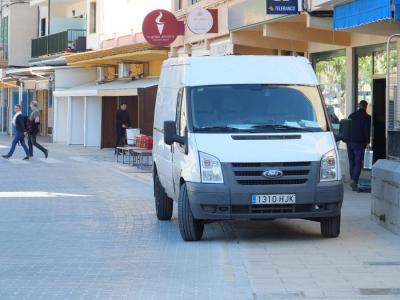 Una furgoneta aparcada damunt l'acera, avui