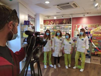 Personal de la farmàcia Torrens durant la gravació