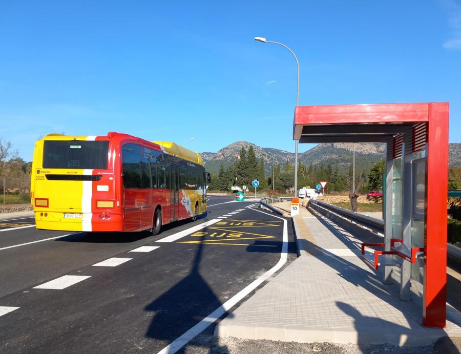 La nova parada del bus a s'Esgleieta