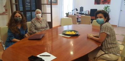 Membres de la plataforma amb la consellera Fina Santiago, ahir.