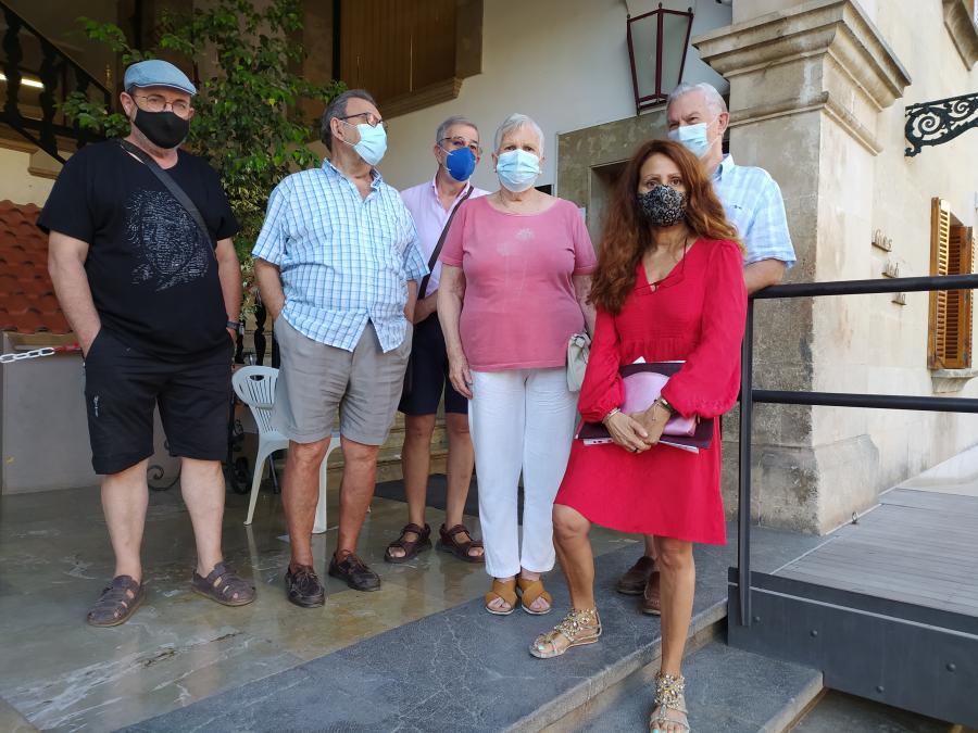 Membres de la plataforma abans d'entregar les firmes