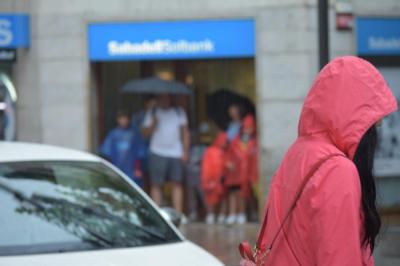 Un dia plujós a la Plaça de la Constitució