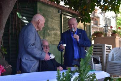 El president Guillem Vaquer, rebent un regal del batle.