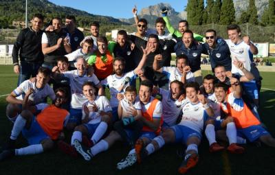 Jugadors i cos tècnic, celebrant la consecució del títol.