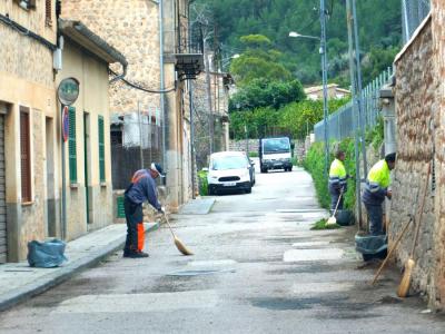 Els operaris treballant al camí de Biniaraix, avui