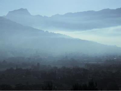 El fum de les cremes a la part baixa de la vall.