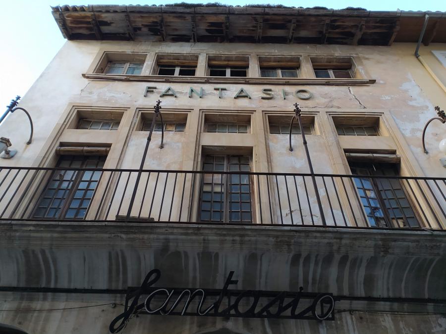 Fotografia d'arxiu dela facana de l'antic cinema.