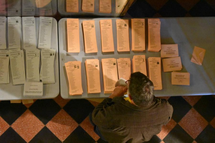 Un elector en un col.legi electoral